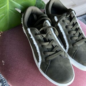 Women’s Olive Green Sneakers Lace Up Sherpa Heel Tab Size 8.5 M New!
